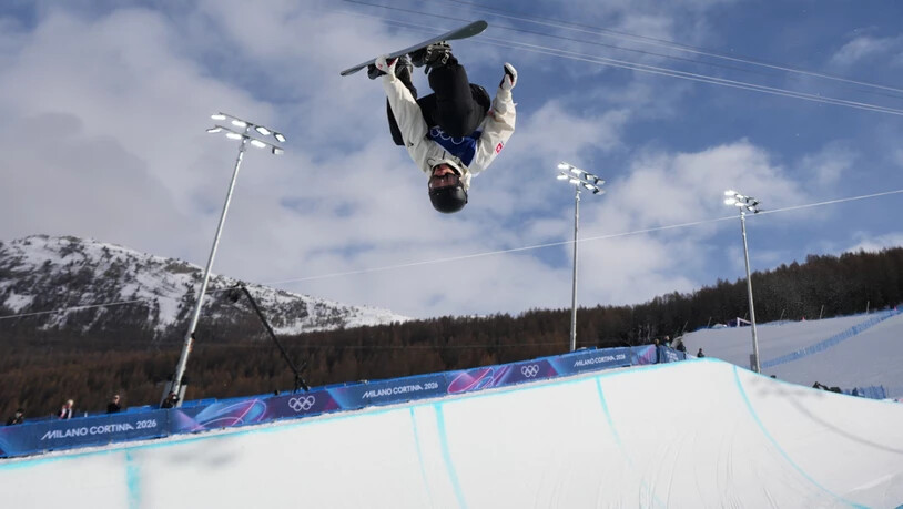 Isabelle Lötscher kopfüber in der Halfpipe