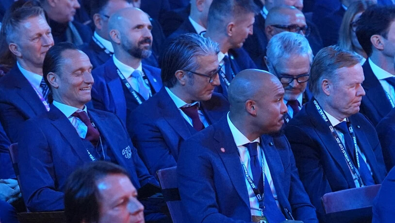 Murat Yakin und Adrian Arnold sind am Donnerstag wie schon im Dezember bei der Auslosung der WM-Gruppen inmitten der Fussball-Prominenz