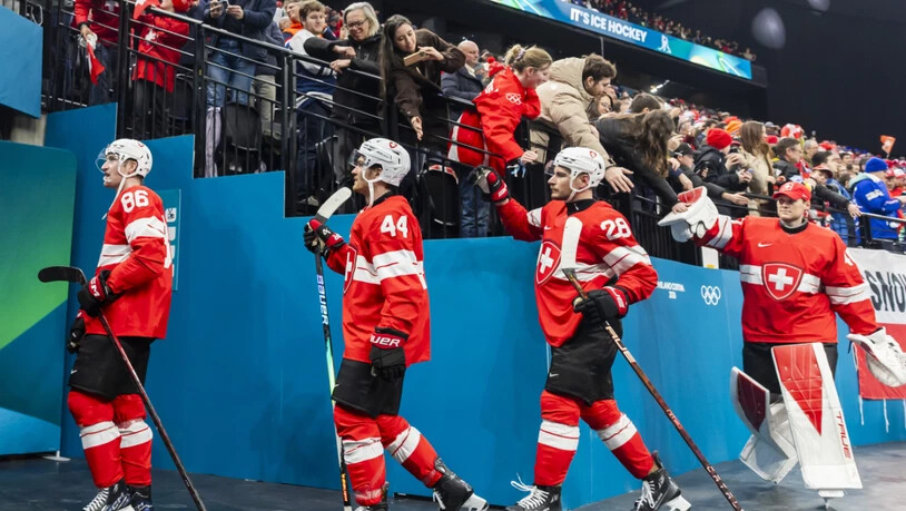 Timo Meier und Co. lassen sich nach dem Startsieg von den Schweizer Fans feiern.