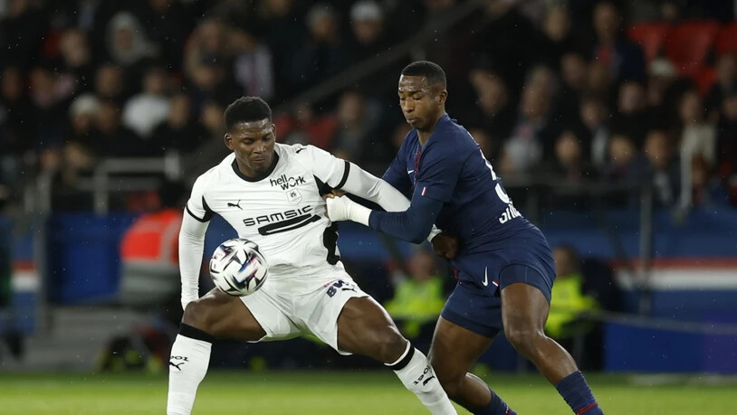 Breel Embolo (links) setzt sich gegen PSG-Verteidiger Willian Pacho durch