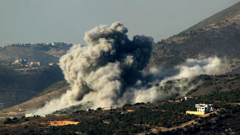 ARCHIV - Rauchschwaden nach israelischen Luftangriffen auf Hisbollah-Stellungen im Südlibanon im November 2025. Foto: Stringer/dpa/Archivbild