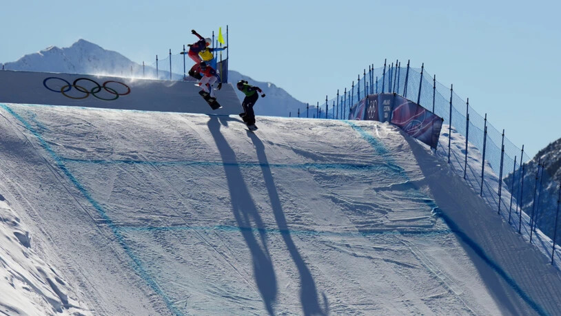 Kalle Koblet (zuoberst im Bild) macht nach einem Langsamstart Boden gut, kommt danach aber eingangs einer Rechtskurve zu Fall