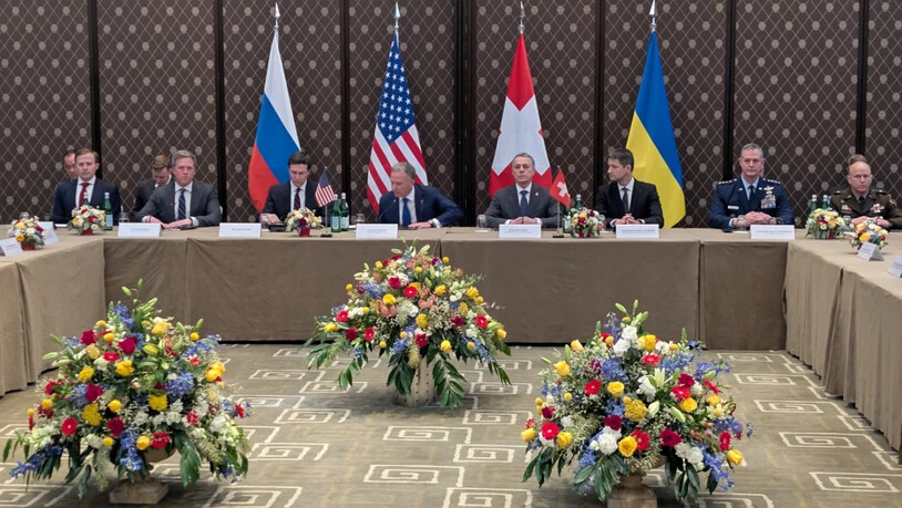 HANDOUT - Auf diesem Foto vom Pressebüro des Nationalen Sicherheits- und Verteidigungsrates der Ukraine nimmt die US-Delegation an der nächsten Runde der trilateralen Gespräche zwischen den USA, der Ukraine und Russland über den Krieg zwischen Russland…