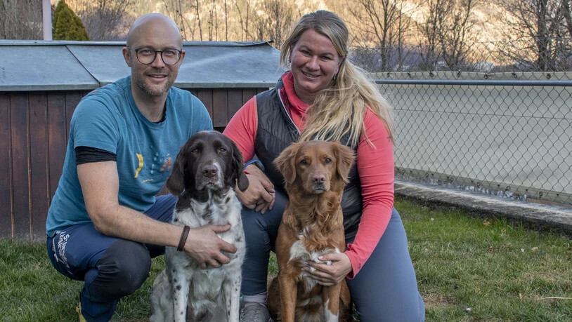 Familie: Roman Büchel mit Paijra und Gabriela Zuberbühler mit Woobie. Paijra (links) und Woobieju, genannt Woobie, sind die beiden Hündinnen des Zwingers vom Bergsulai.