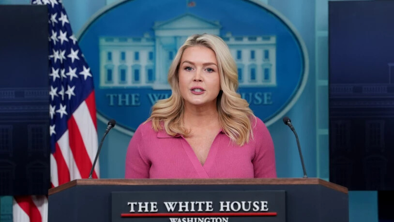 ARCHIV - Die Pressesprecherin des Weißen Hauses, Karoline Leavitt, spricht während eines Briefings im Weißen Haus zu Journalisten. Foto: Alex Brandon/AP/dpa