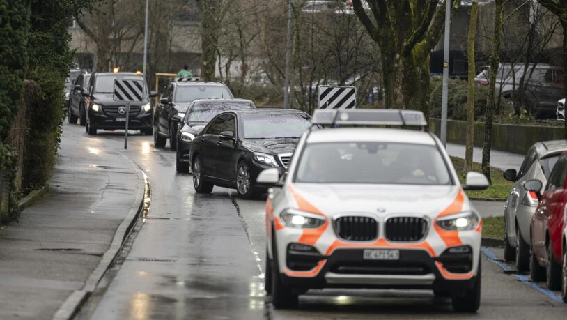 Die italienische Delegation traf kurz vor 10 Uhr am Sitz des Bundesamtes für Justiz (BJ) ein, wo das Treffen mit den Walliser Strafverfolgungsbehörden stattfindet.