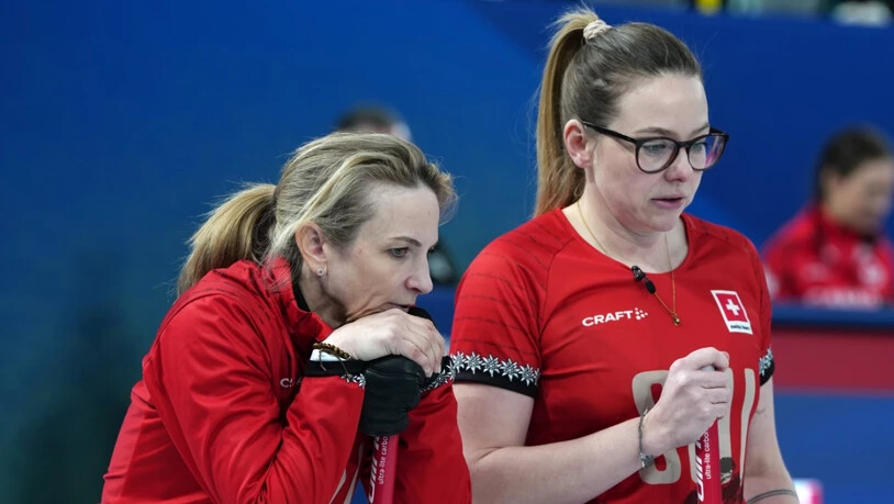 Skip Silvana Tirinzoni (links) und Alina Pätz analysieren