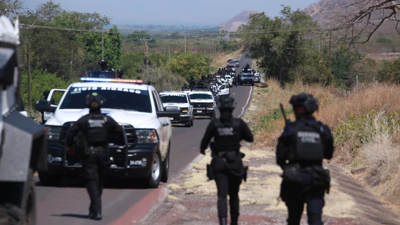 dpatopbilder - Nationalgardisten patrouillieren auf einer Landstraße in der Nähe von Aguililla, nachdem die mexikanische Armee den Anführer des Jalisco-Kartells getötet hat. Foto: Armando Solis/AP/dpa