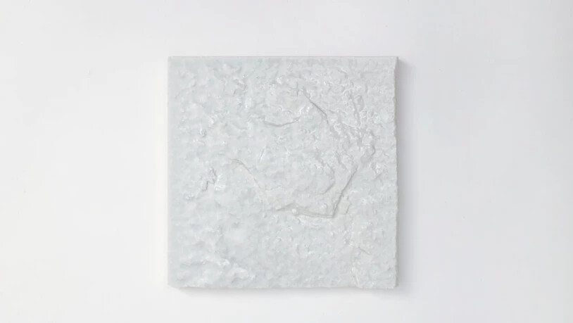 Von Noelani Rutz sind in der Ausstellung "Shared Matter" an der Milano Design Week Fliesen zu sehen, die Schnee in materieller Form festhalten.