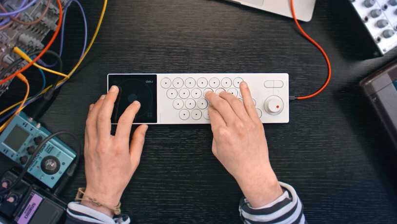 Ein handliches Instrument vom Akuto Studio: Die "Chord Machine AKT-0.1", zu sehen an der Milano Design Week in der Ausstellung "Shared Matter".