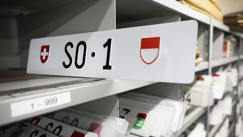 Das Solothurner Autokennzeichen "SO 1" ist für 390'000 Franken versteigert worden. Die erste Auktion wurde gestoppt, weil es ein missbräuchliches Angebot von mehr als einer Million Franken gab. (Archivbild)