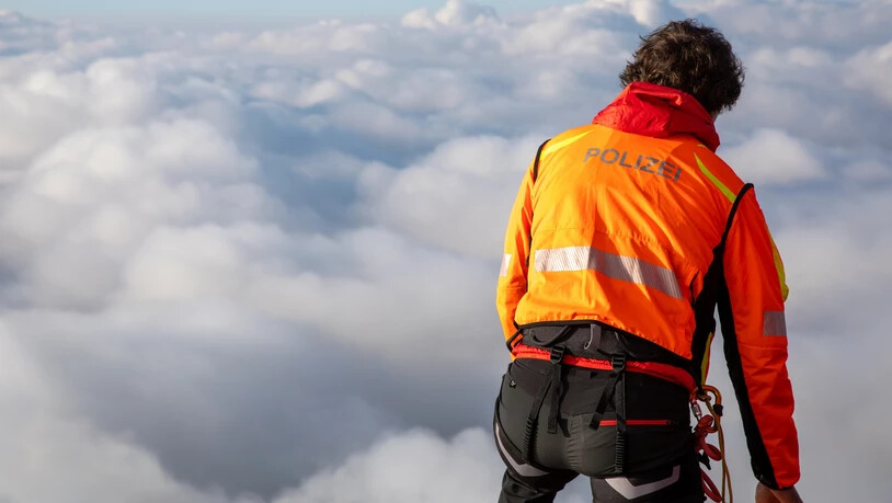 Wind und Wetter ausgesetzt: Alpinpolizistinnen und -polizisten arbeiten mit und in der Natur.
