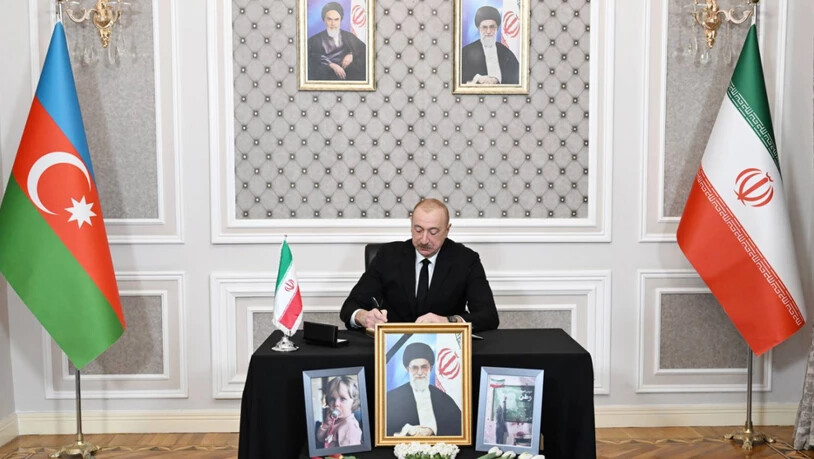 HANDOUT - Der aserbaidschanische Präsident Ilham Aliyev in der iranischen Botschaft in Baku. Foto: Uncredited/Azerbaijan's Presidential Press Service/AP/dpa - ACHTUNG: Nur zur redaktionellen Verwendung und nur mit vollständiger Nennung des vorstehenden…