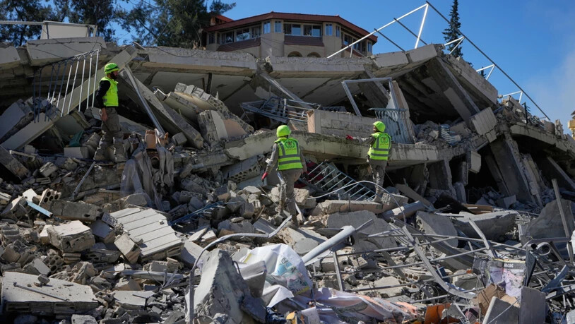 Rettungskräfte überprüfen ein zerstörtes Gebäude, das von einem israelischen Luftangriff getroffen wurde, in der Stadt Nabatija im Südlibanon. Foto: Mohammed Zaatari/AP/dpa