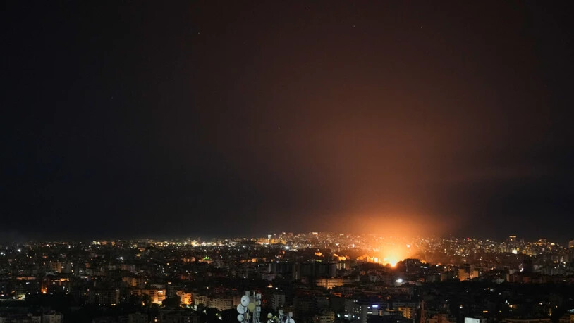 Rauch steigt auf nach einem israelischen Luftangriff in den als Dahija bekannten Vororten Beiruts. Foto: Hassan Ammar/AP/dpa
