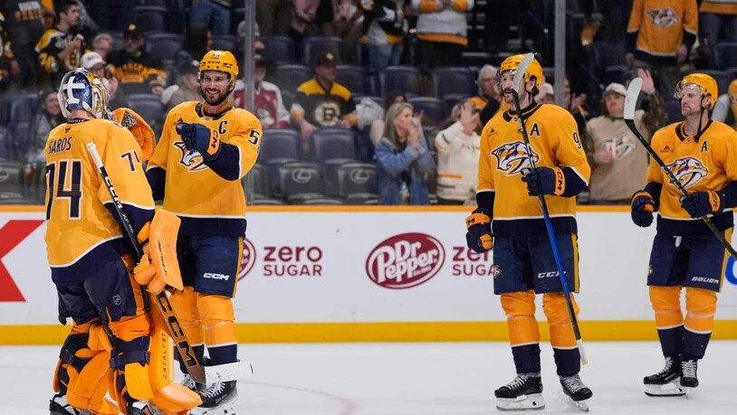 Nashvilles Captain Roman Josi klatscht mit Goalie Juuse Saros ab