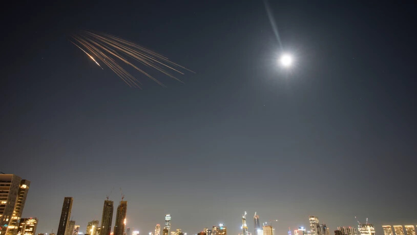 Vom Iran abgeschossene Raketen sind am Himmel über Zentralisrael zu sehen. Foto: Ohad Zwigenberg/AP/dpa
