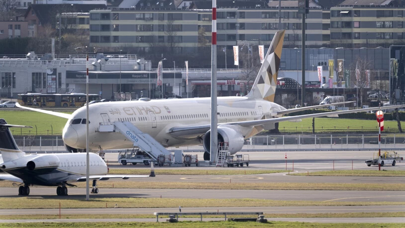 Eine gestrandete Boeing 787-9 Dreamliner von Etihad auf einem Standplatz des Flughafens Zürich. (Archivbild)