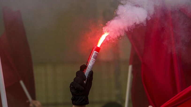 Ab 1. April schweizweit verboten: Abbrennen von Pyros in öffentlich zugänglichen Innenräumen. (Symbolbild)
