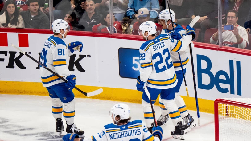 Pius Suter (Nummer 22) und seine Kollegen freuen sich über den Sieg