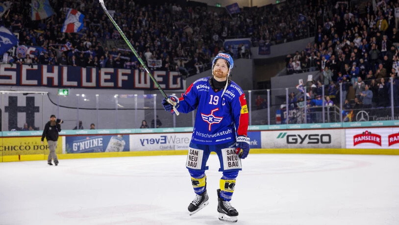 Der Klotener Captain Steve Kellenberger verabschiedet sich nach seinem letzten Heimspiel von den Fans