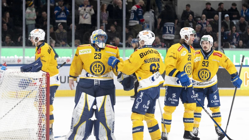 Die Davoser Spieler bedanken sich bei Torhüter Sandro Aeschlimann für die starke Leistung