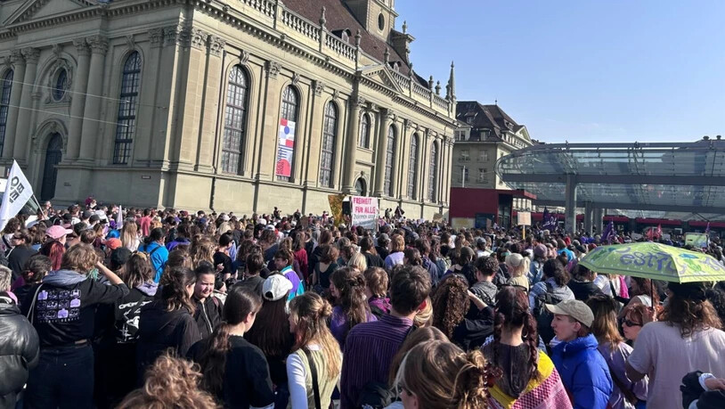 Mehr als 1000 Personen haben sich anlässlich des "queerfeministischen Kampftags" in Bern versammelt.