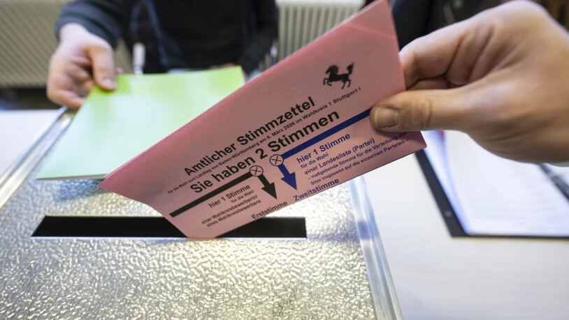 dpatopbilder - Ein Wähler gibt in einem Wahllokal in der Innenstadt seine Stimme ab. Am 08. März findet in Baden-Württemberg die Landtagswahl statt. Foto: Marijan Murat/dpa
