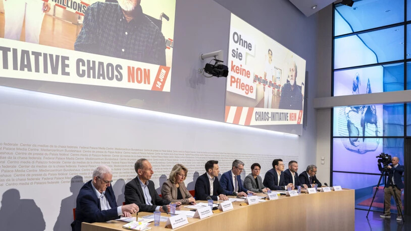 Mitglieder der Allianz "Nein zur Chaos-Initiative" am Montag vor den Medien in Bern.