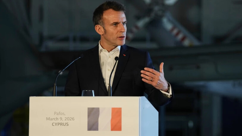 Der französische Präsident Emmanuel Macron spricht während einer Pressekonferenz zusammen mit dem zyprischen Präsidenten Christodoulides und dem griechischen Ministerpräsident Mitsotakis auf dem Andreas Papandreou Air Base. Foto: Petros Karadjias/AP/dpa