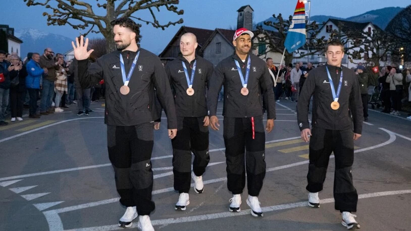 Die Schweizer Bob Olympiamedaillengewinner Michael Vogt, Andreas Haas, Amadou David Ndiaye and Mario Aeberhard (von links) werden in Wangen SZ empfangen.