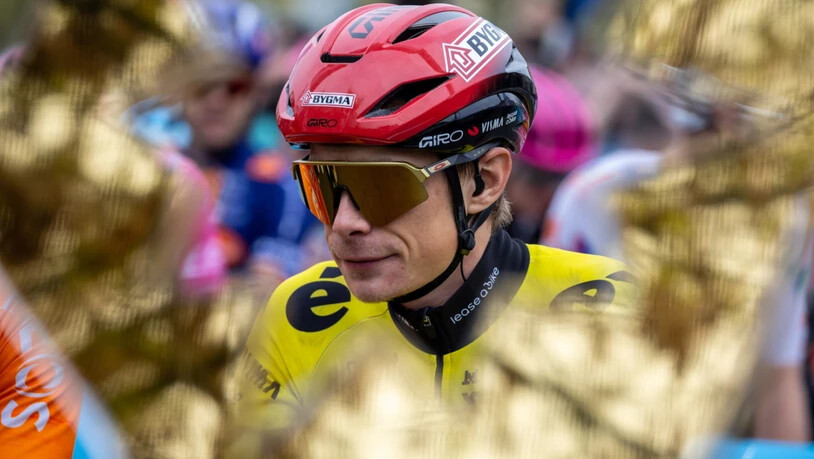 Jonas Vingegaard lässt auf dem Weg nach Uchon im französischen Morvan-Gebirge die Muskeln spielen