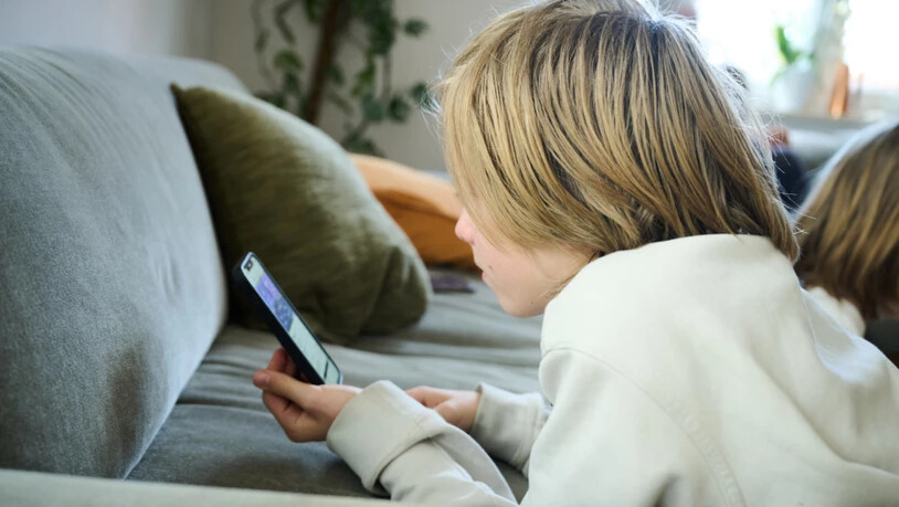 Die Mehrheit der befragten Eltern fühlen sich im Stande, ihr Kind im Umgang mit dem Handy gut zu begleiten. Doch wünschen sich rund die Hälfte der Befragten einen besseren Schutz durch die Plattformen. (Archivbild)