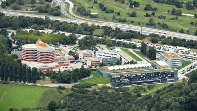 Sechs Personen werden weiterhin in der Westschweizer Rehabilitationsklinik in Sion behandelt (das Gebäude rechts auf dem Foto).