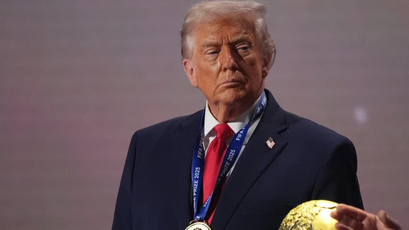 Donald Trump, im Bild mit dem für ihn erfundenen FIFA-Friedenspreis um den Hals, äussert Sicherheitsbedenken im Bezug auf eine WM-Teilnahme Irans