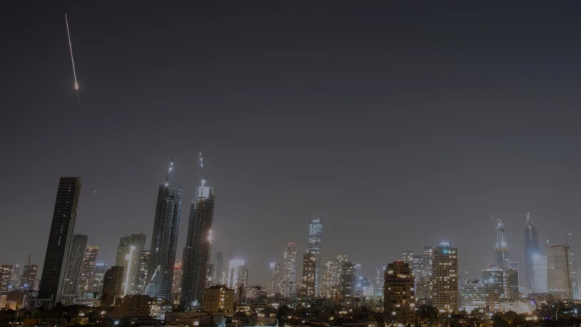 dpatopbilder - Vom Iran abgeschossene Raketen sind am Himmel über der Stadt Tel Aviv zu sehen. Foto: Ohad Zwigenberg/AP/dpa
