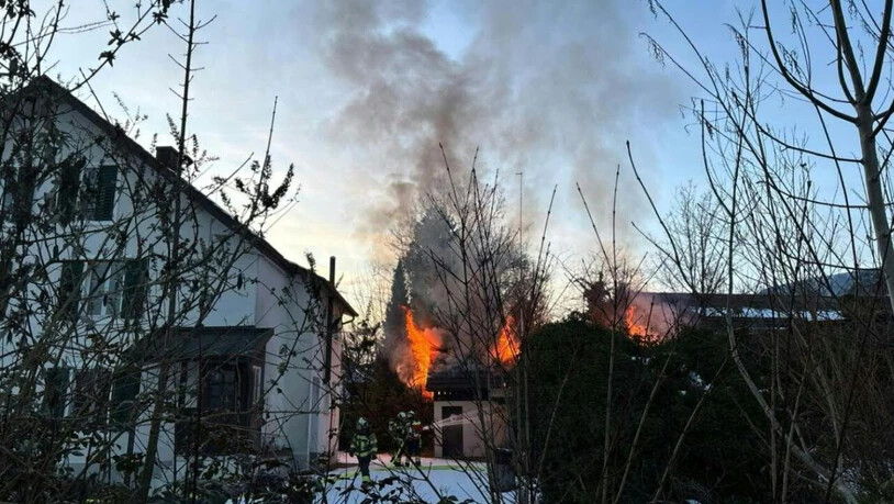 Nach diesem Brand in Bellach SO im Januar ist ein 24-jähriger Schweizer festgenommen worden. Der mutmassliche Bandstifter sitzt in Untersuchungshaft. Er gestand, insgesamt 14 Brände gelegt zu haben. (Archivbild)