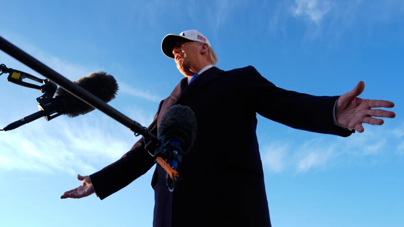 US-Präsident Donald Trump spricht zu Reportern, bevor er auf der Joint Base Andrews zu einer Reise nach Florida an Bord der Air Force One geht. Foto: Mark Schiefelbein/AP/dpa
