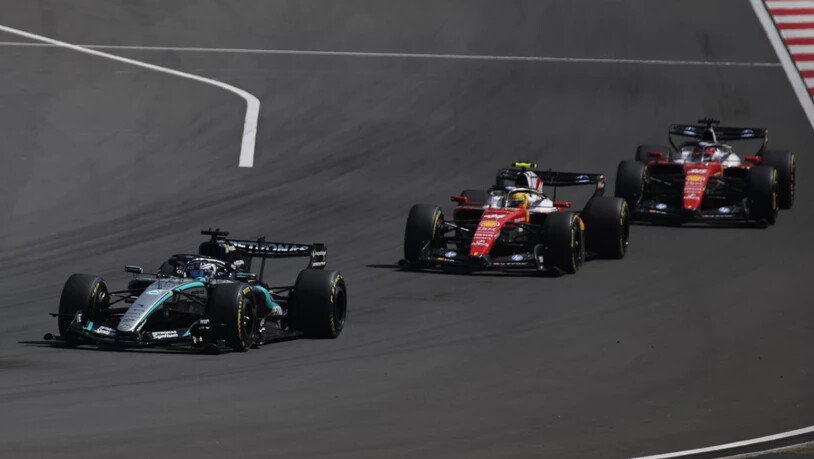 WM-Leader George Russell hält die Ferrari im ersten Sprintrennen der Saison in Schach