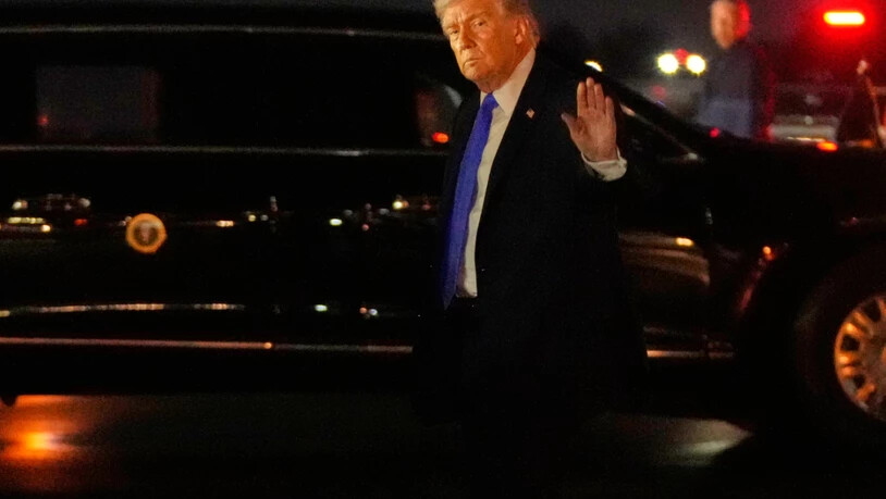 US-Präsident Donald Trump winkt nach seiner Ankunft mit der Air Force One auf dem Palm Beach International Airport. Foto: Mark Schiefelbein/AP/dpa