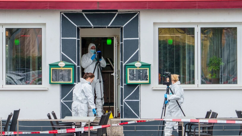 dpatopbilder - Die Spurensicherung ermittelt in einem Lokal in Raunheim nahe dem Frankfurter Flughafen, wo zwei Menschen erschossen worden sind. Foto: Andreas Arnold/dpa