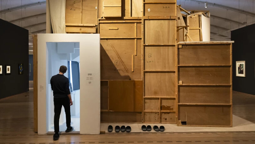 Herzstück der Ausstellung "Kurt Schwitters. Grenzgänger der Avantgarde" ist der Merzbau des deutschen Künstlers. Schwitters hatte einen solchen ab 1923 in seinem Haus in Hannover errichtet; 1943 wurde er durch eine Brandbombe zerstört und nun für die…