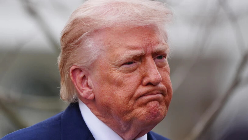 dpatopbilder - US-Präsident Donald Trump spricht mit Reportern. Foto: Alex Brandon/AP/dpa