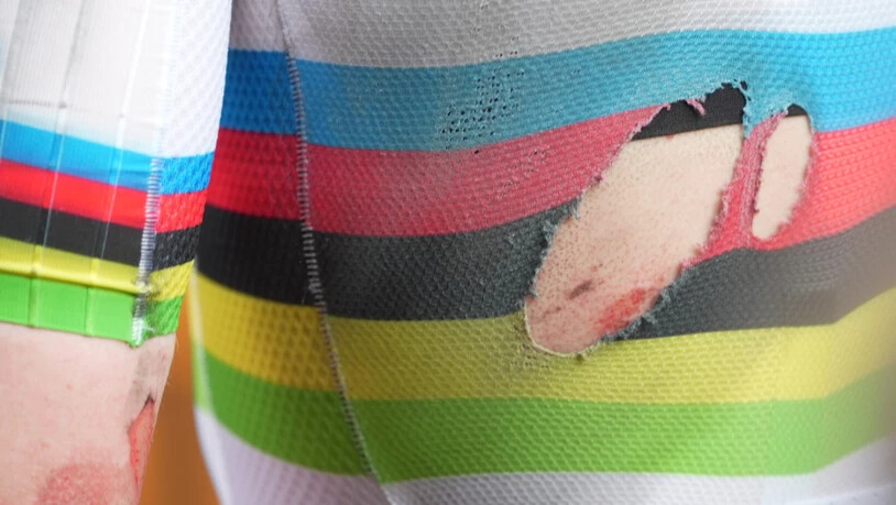 Dieses WM-Trikot Pogacars ist nicht mehr zu gebrauchen. Nach dem Sturz 32 km vor dem Ziel dachte Pogacar ans Aufgeben