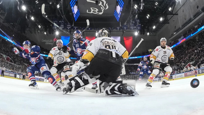 Luganos Goalie Niklas Schlegel wird im dritten Vietelfinalspiel vom ZSC viermal bezwungen