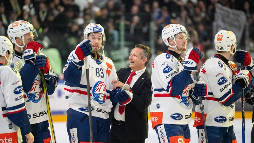 Trainer Marco Bayer freut sich mit seinen Spielern über die Halbfinal-Qualifikation