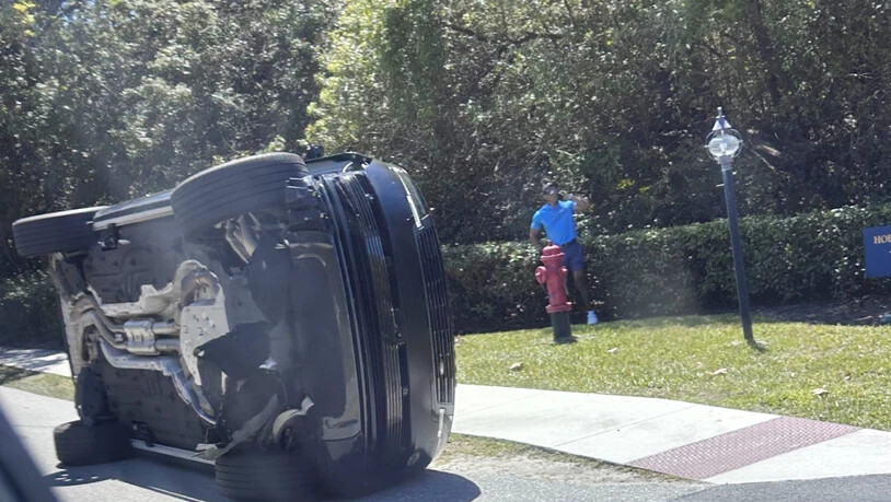 Tiger Woods steht unverletzt neben seinem Auto, mit dem er zuvor verunfallt ist