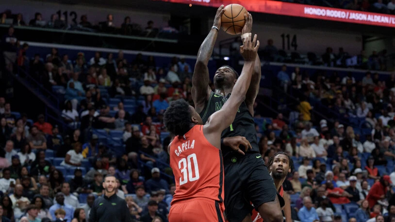 Clint Capela (Nummer 30) macht dem Gegner das Leben schwer