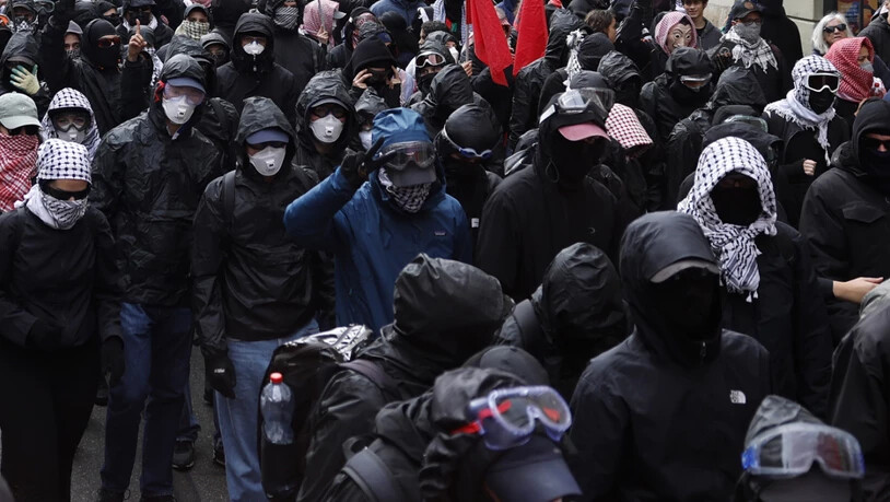 Die Berner Kantonspolizei hat im Rahmen einer Öffentlichkeitsfahndung eine "dringend tatverdächtige" Person identifiziert. (Archivbild)
