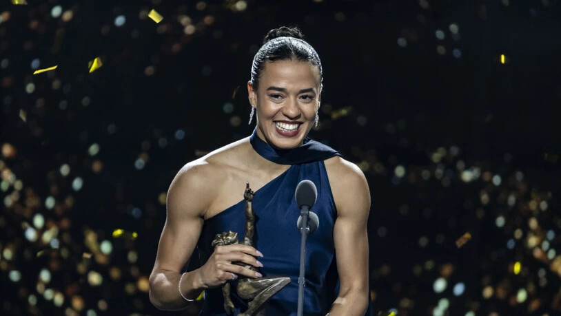 Im Glitzerregen mit Trophäe und selbst genähtem Kleid: Ditaji Kambundji in Blau